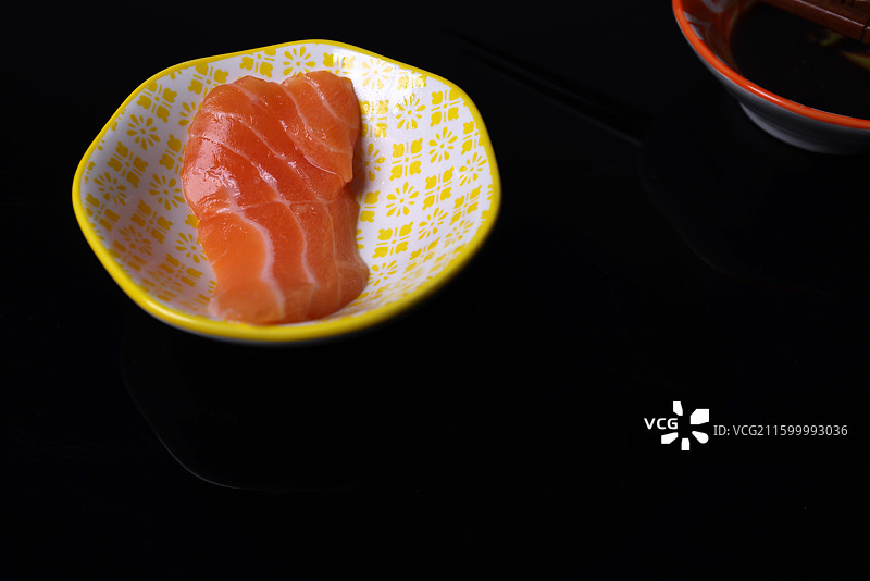 海鲜三文鱼刺身生鱼片高清特写图片素材