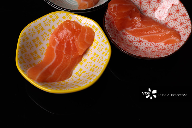 海鲜三文鱼刺身生鱼片高清特写图片素材