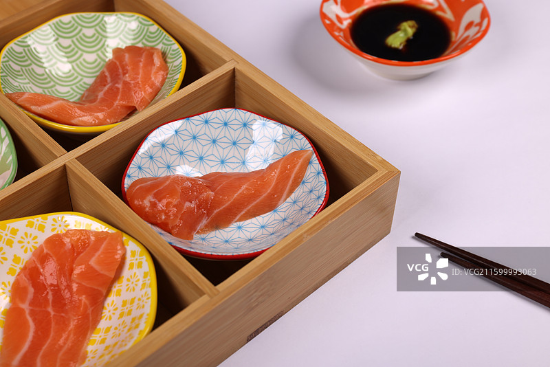 海鲜三文鱼刺身生鱼片高清特写图片素材