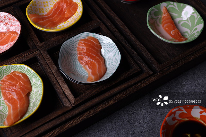 海鲜三文鱼刺身生鱼片高清特写图片素材