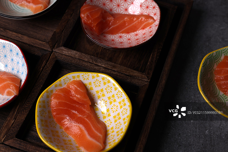 海鲜三文鱼刺身生鱼片高清特写图片素材