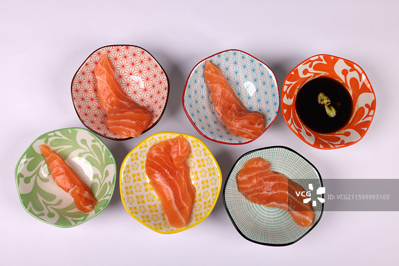 海鲜三文鱼刺身生鱼片高清特写图片素材