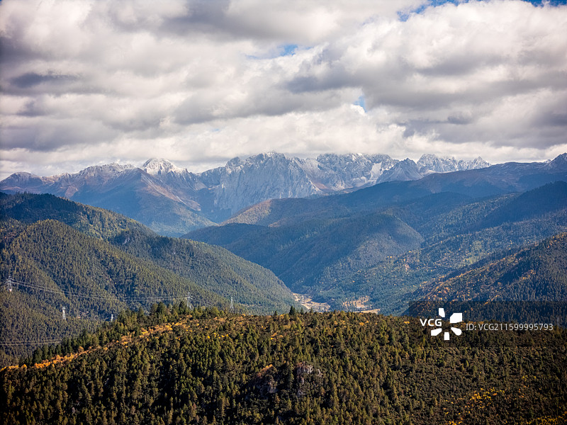 丽江至香格里拉沿线，老药山徒步、独克宗自驾大理 214 国道，小中旬水库秋色浓郁，滇西北秋日徒步自驾图片素材