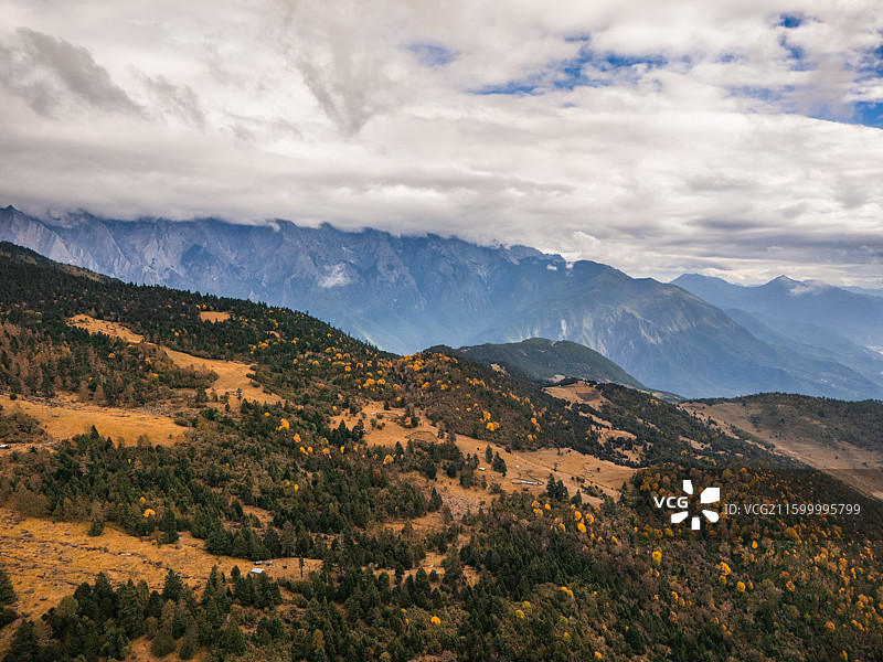 丽江至香格里拉沿线，老药山徒步、独克宗自驾大理 214 国道，小中旬水库秋色浓郁，滇西北秋日徒步自驾图片素材