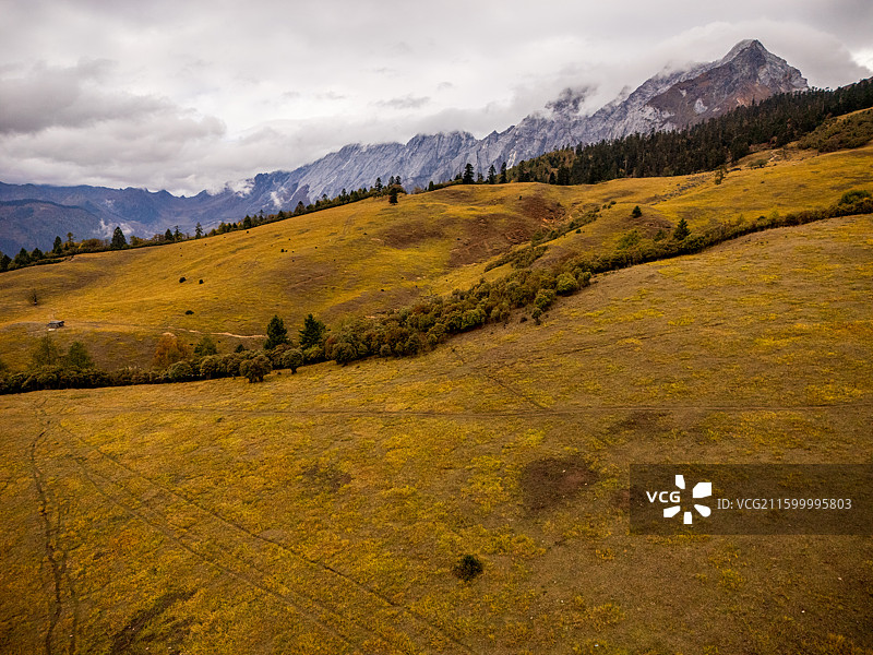 丽江至香格里拉沿线，老药山徒步、独克宗自驾大理 214 国道，小中旬水库秋色浓郁，滇西北秋日徒步自驾图片素材