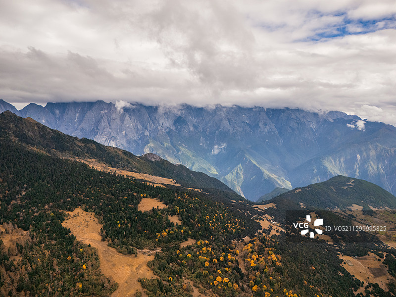 丽江至香格里拉沿线，老药山徒步、独克宗自驾大理 214 国道，小中旬水库秋色浓郁，滇西北秋日徒步自驾图片素材