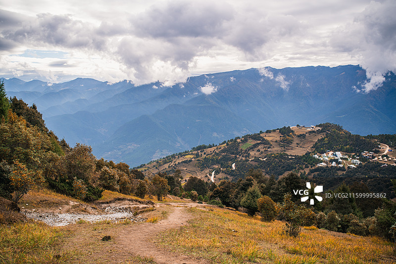 丽江至香格里拉沿线，老药山徒步、独克宗自驾大理 214 国道，小中旬水库秋色浓郁，滇西北秋日徒步自驾图片素材