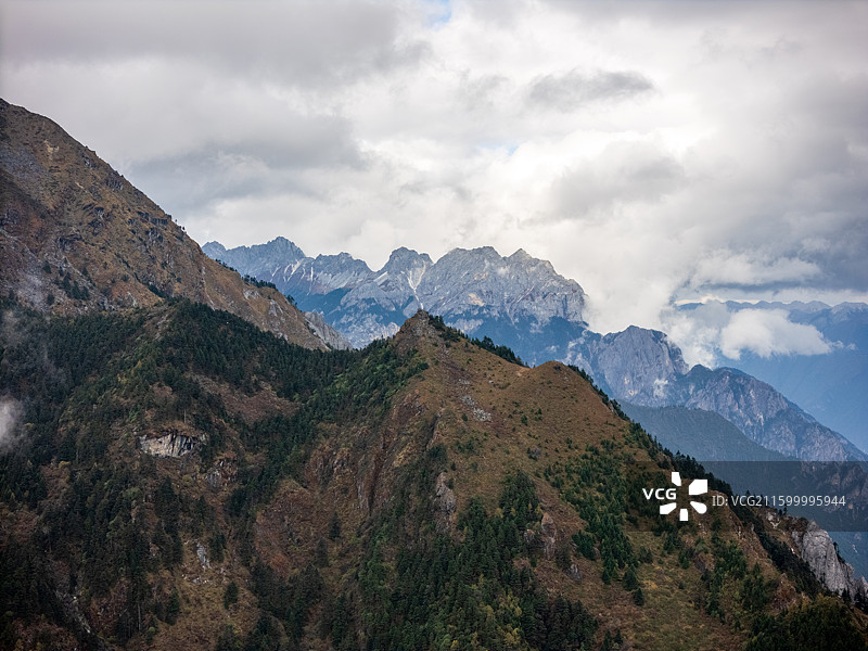丽江至香格里拉沿线，老药山徒步、独克宗自驾大理 214 国道，小中旬水库秋色浓郁，滇西北秋日徒步自驾图片素材