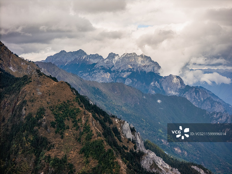 丽江至香格里拉沿线，老药山徒步、独克宗自驾大理 214 国道，小中旬水库秋色浓郁，滇西北秋日徒步自驾图片素材