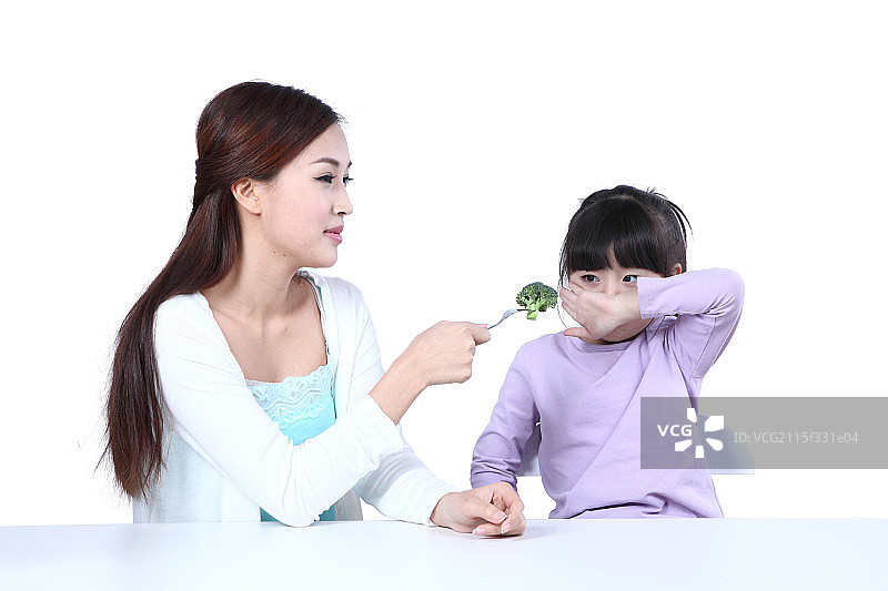 小女孩吃食物图片素材