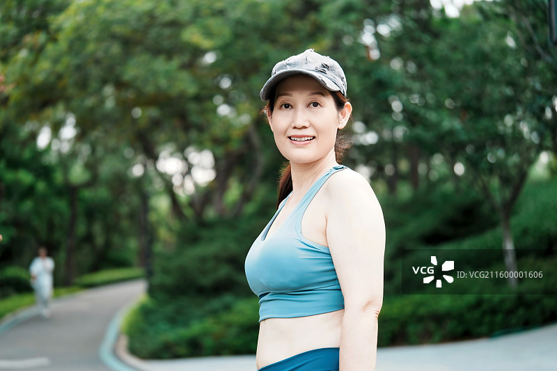 公园穿着运动服的健身女性图片素材