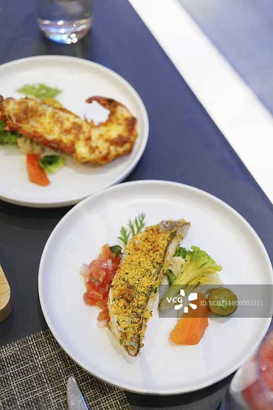 蒜香脆皮鲈鱼，香煎鲈鱼，烤鲈鱼，鱼肉，鲈鱼，河鲜，，高蛋白，西餐，美食，美味，白人饭，漂亮饭，料理，图片素材