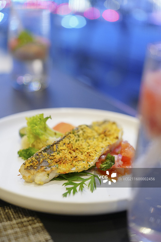 蒜香脆皮鲈鱼，香煎鲈鱼，烤鲈鱼，鱼肉，鲈鱼，河鲜，，高蛋白，西餐，美食，美味，白人饭，漂亮饭，料理，图片素材