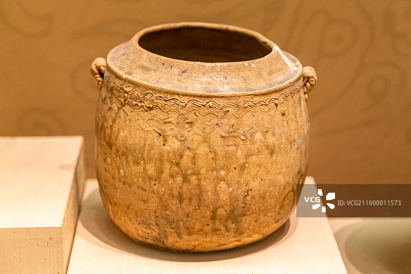 西周-水波纹双耳原始瓷筩形罐 龙游县博物馆图片素材