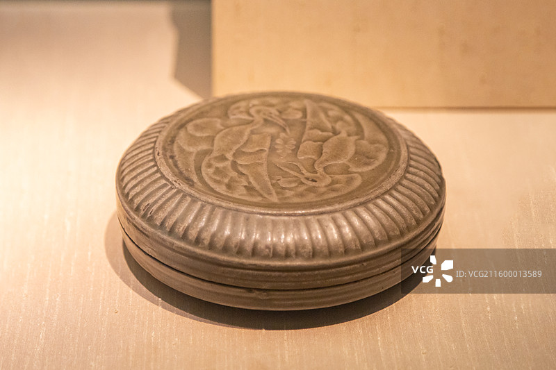 五代-青釉双鹤菊花瓣纹瓷粉盒 龙游县博物馆图片素材