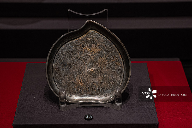 明代 莲鹤纹桃形银盘 重庆中国三峡博物馆图片素材