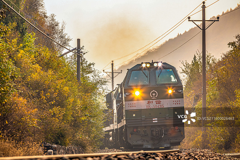 京原铁路秋色夕阳下的列车图片素材