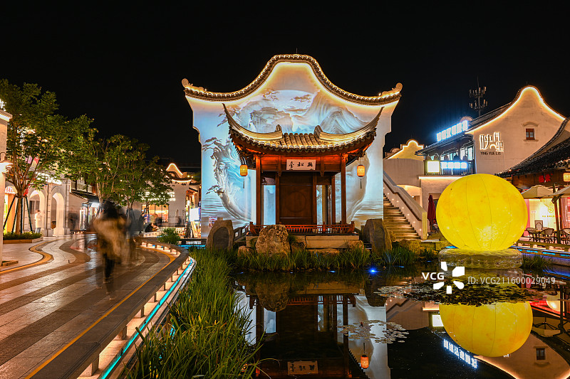 无锡惠山古镇映月里夜景：光影艺术点亮江南不夜城图片素材