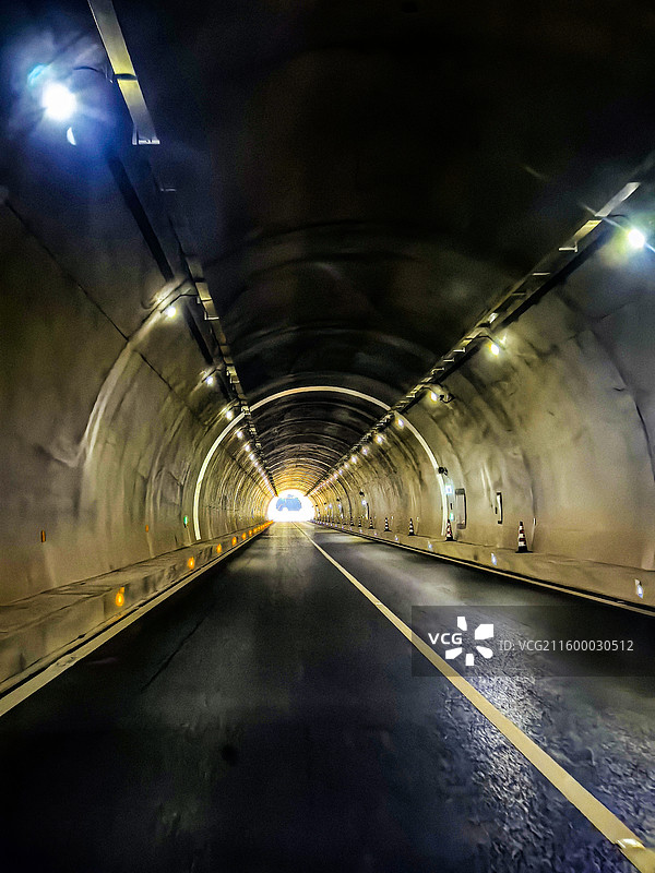 高速六安高速沿途山川峰林田园乡村隧道桥梁风光图片素材