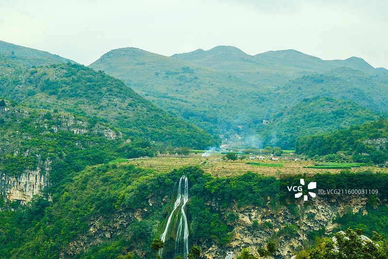 中国贵州黔西南贞丰县花江大峡谷风光，贞丰县北盘江岸马马岩瀑布图片素材
