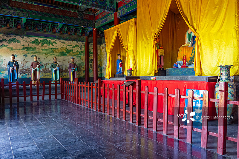 中国山东省济南市千佛山旅游风景区，历山院兴国禅寺供舜祠里的始祖舜帝之神位，室内神像图像摄影图片素材