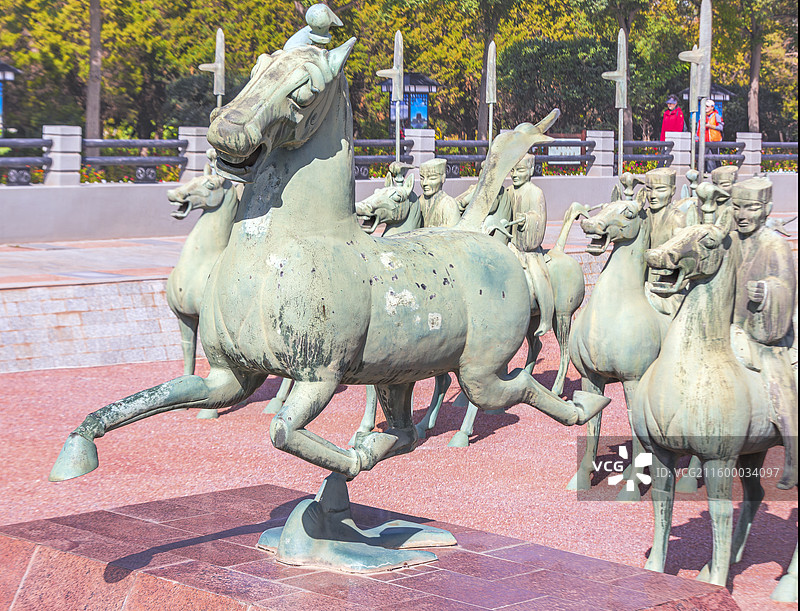 雷台公园出土的铜车马仪仗俑队图片素材