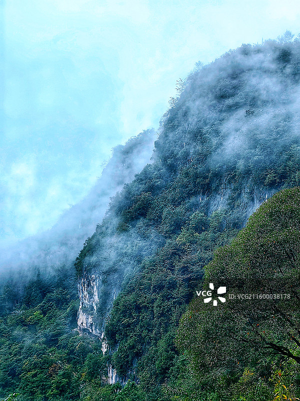 雾锁乾元山图片素材