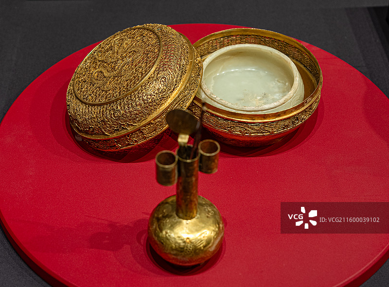 明代 金花丝云龙纹香熏 圆盒龙纹玉盂 鎏金錾龙凤纹投壶 北京市昌平区明十三陵管理中心图片素材