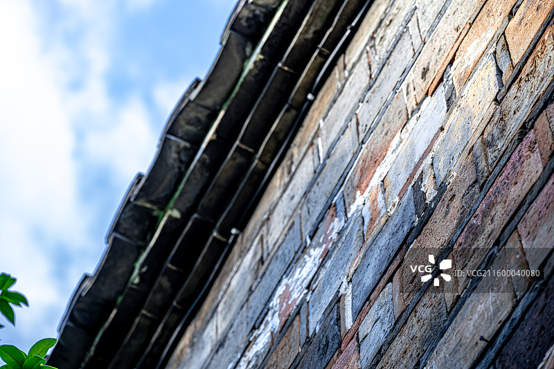 泰宁尚书第 蓝天白云青砖垒砌的墙壁上树荫斑驳 岁月侵蚀古朴厚重 叠涩屋檐 福建三明明代古建筑防火墙图片素材