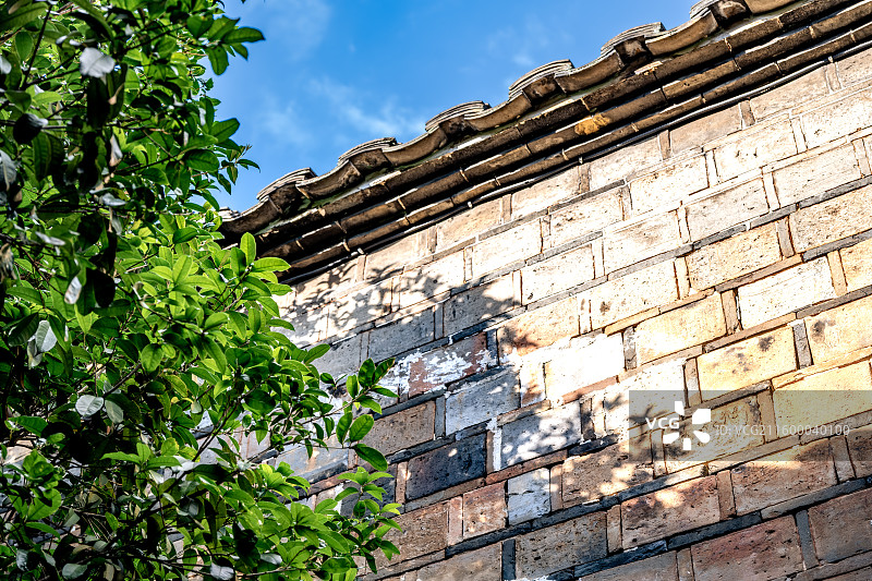 泰宁尚书第 蓝天白云青砖垒砌的墙壁上树荫斑驳 岁月侵蚀古朴厚重 叠涩屋檐 福建三明明代古建筑防火墙图片素材