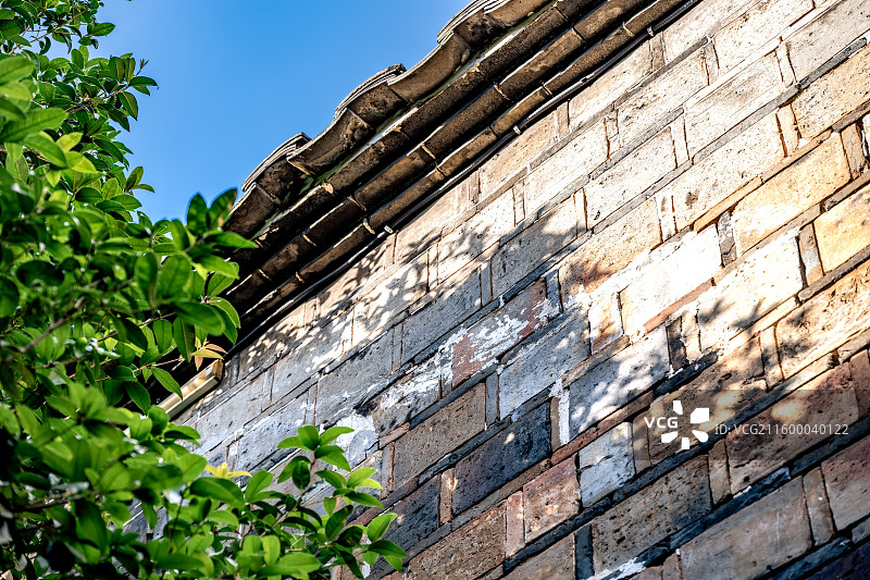 泰宁尚书第 蓝天白云青砖垒砌的墙壁上树荫斑驳 岁月侵蚀古朴厚重 叠涩屋檐 福建三明明代古建筑防火墙图片素材