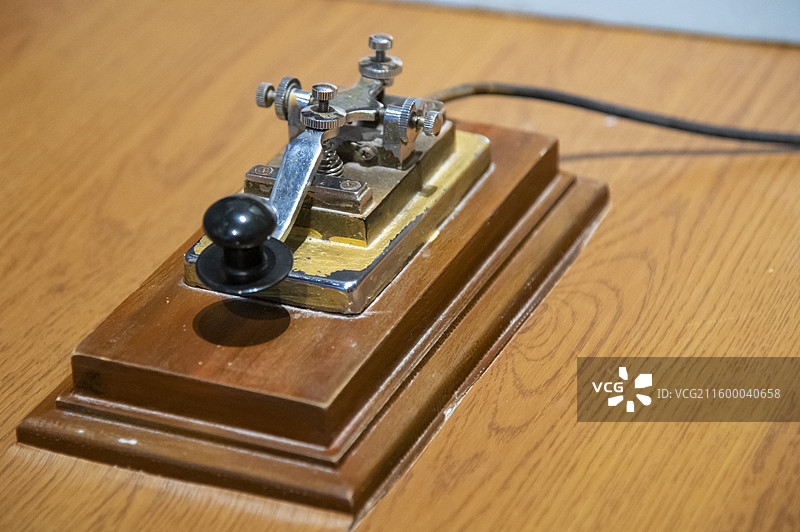 博物馆展览的电报机发报电键图片素材