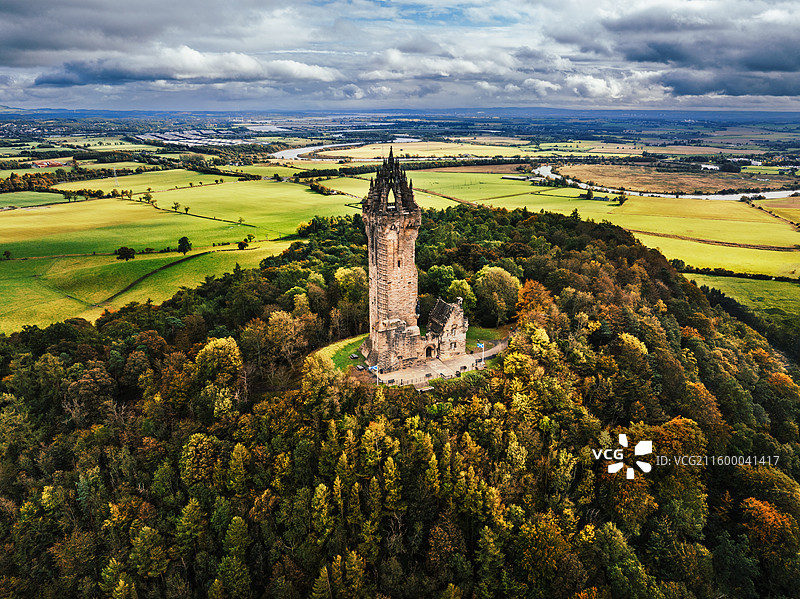 华莱士纪念碑与斯特灵风光：中世纪石塔俯瞰城镇与远山的壮丽景色图片素材