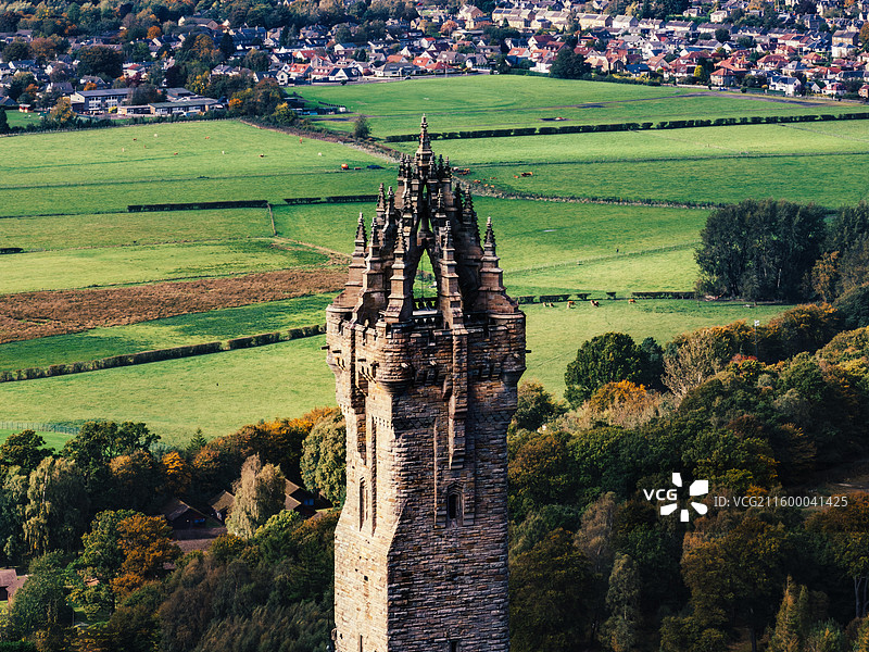 华莱士纪念碑与斯特灵风光：中世纪石塔俯瞰城镇与远山的壮丽景色图片素材