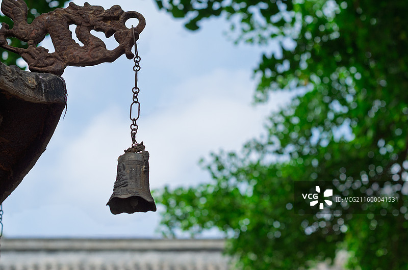 青岛海云庵古建筑檐角龙形装饰与风铃图片素材