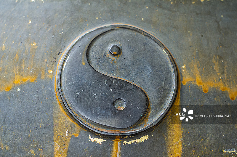 青岛海云庵金属表面阴阳太极符号图片素材