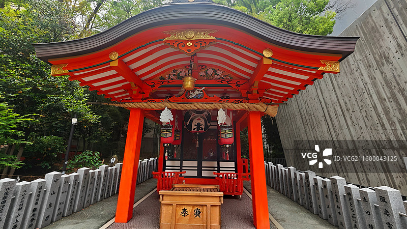 神户生田神社约建于 3 世纪，主祀稚日女尊，是恋爱与姻缘信仰中心，有金龙泉水占卜等特色。图片素材