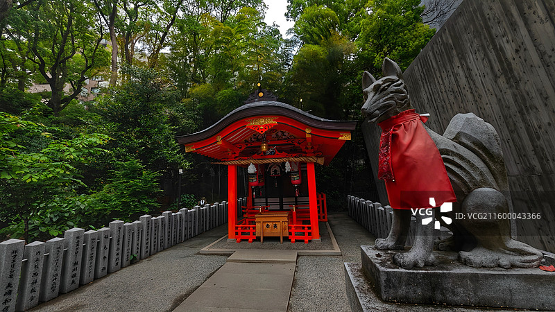 神户生田神社约建于 3 世纪，主祀稚日女尊，是恋爱与姻缘信仰中心，有金龙泉水占卜等特色。图片素材
