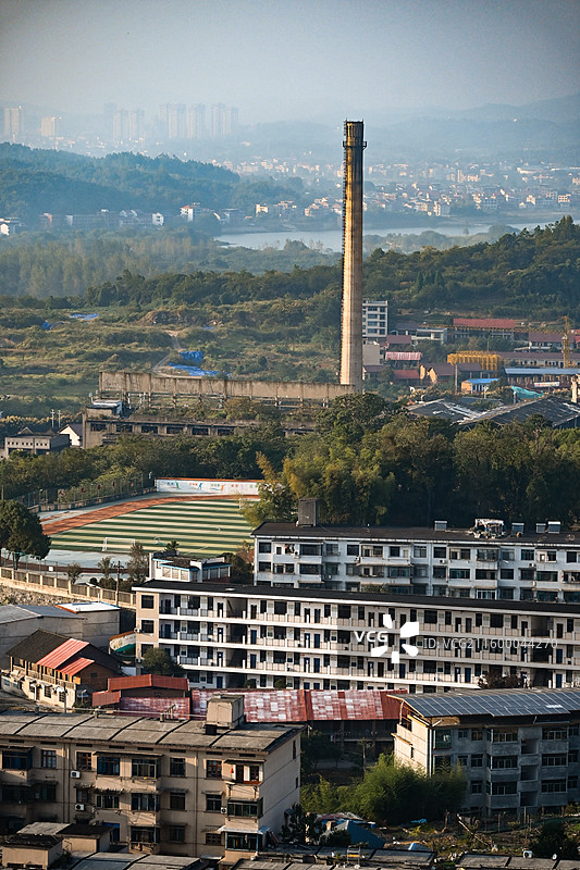 高机位大景，邵阳市九中附近的两座老式烟囱图片素材