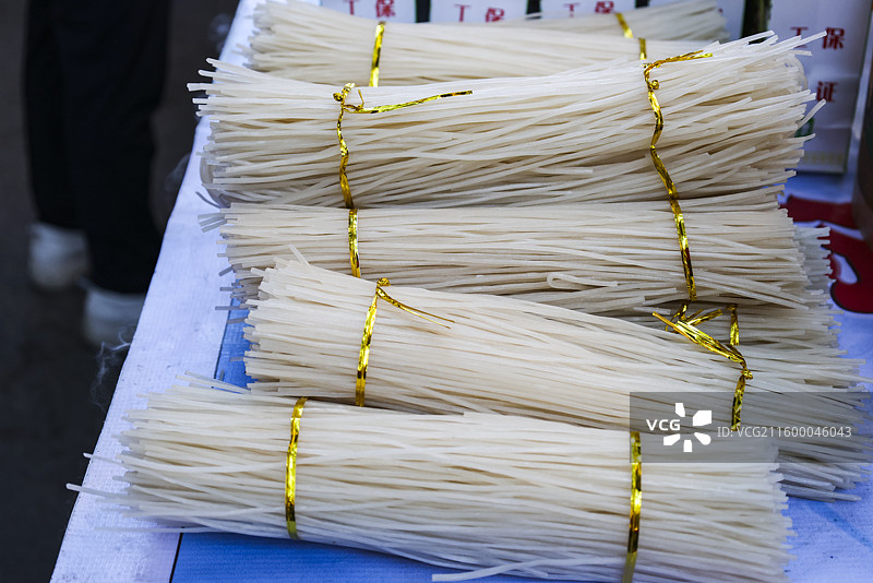 东北特色美食烧柴火东北铁锅炖炖鱼图片素材