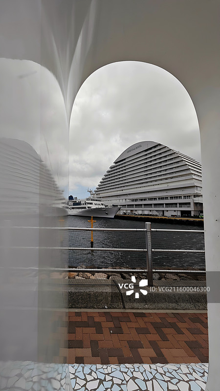 神户马赛克广场是神户港旁的南欧风格商业广场，集购物、餐饮、娱乐于一体，夜景迷人。图片素材