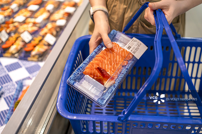 超市选购新鲜三文鱼图片素材