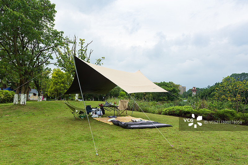 公园草坪上的露营天幕图片素材