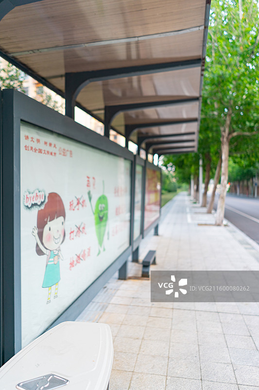 中国城市交通和公共设施拍摄主题，公交车车站亭子和每一站的到站名线路信息表，户外白昼无人图像摄影图片素材