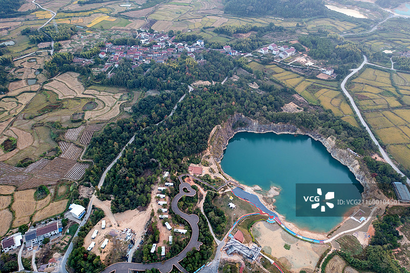 江西抚州金溪游垫村矿坑，微宿，土地治理，碧水，湖泊，湖面，青山，绿水，落日，日落，晚霞，霞光。图片素材