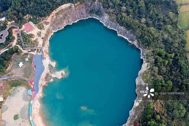江西抚州金溪游垫村矿坑，微宿，土地治理，碧水，湖泊，湖面，青山，绿水，落日，日落，晚霞，霞光。图片素材