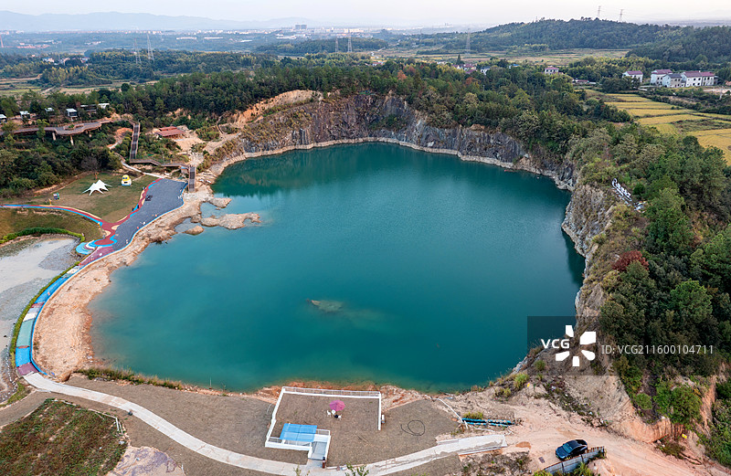 江西抚州金溪游垫村矿坑，微宿，土地治理，碧水，湖泊，湖面，青山，绿水，落日，日落，晚霞，霞光。图片素材