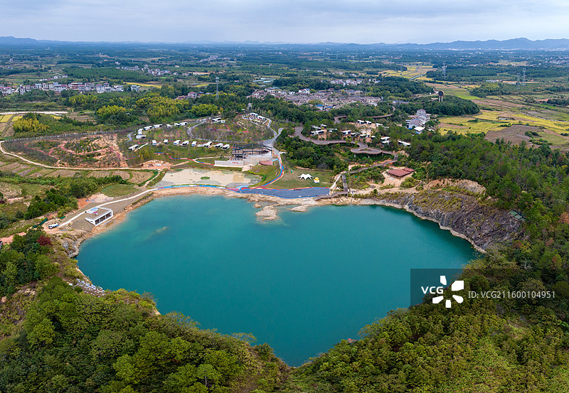 江西抚州金溪游垫村矿坑，微宿，土地治理，碧水，湖泊，湖面，青山，绿水，落日，日落，晚霞，霞光。图片素材