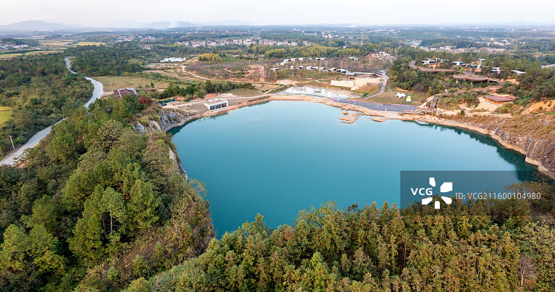 江西抚州金溪游垫村矿坑，微宿，土地治理，碧水，湖泊，湖面，青山，绿水，落日，日落，晚霞，霞光。图片素材