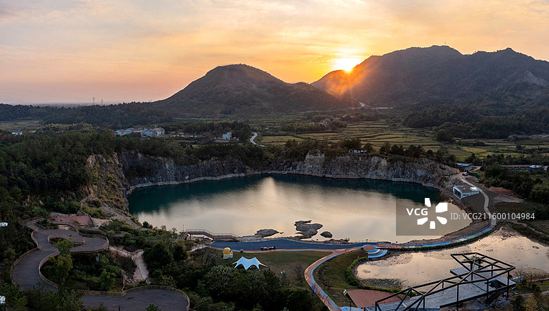 江西抚州金溪游垫村矿坑，微宿，土地治理，碧水，湖泊，湖面，青山，绿水，落日，日落，晚霞，霞光。图片素材